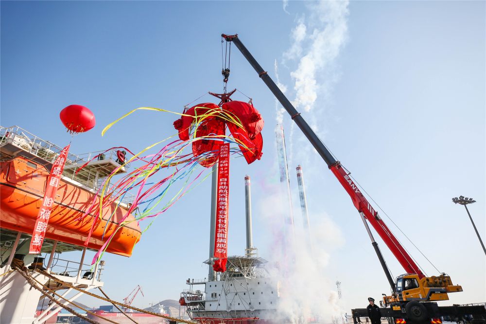 渤船重工建造的華科1號、2號自升助航式作業(yè)平臺(tái)命名交工
